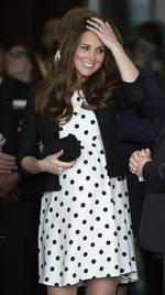 Mor. Ifølge nyhedsbureauet Reuters har hertuginde Kate det godt efter fødslen. 
