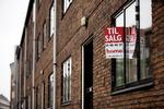Bolig. "Se, hvor du skal holde øje, hvis du ikke pludselig vil vågne og opdage, at priserne er vokset fra dig". Sådan skrev Danmarks mest besøgte boligsite Boligsiden.dk. 