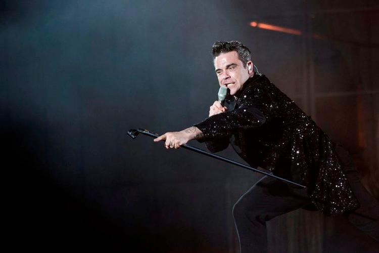 KONGEN. Alt var ved det gamle i Parken i aftes, hvor Robbie Williams var den store entertainer. 