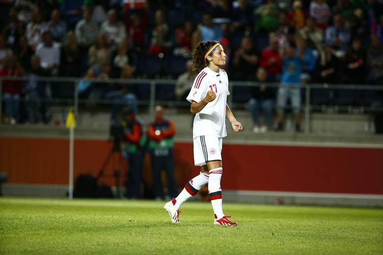 STRAFFESPARK. Indskiftede Nadia Nadim var en af de fire danskere, der scorede i straffesparkskonkurrencen mod Frankrig. 