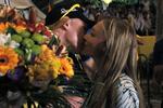 tillykke. Kæresten Michelle var med på podiet, da Chris Froome blev hædret for sin Tour-sejr. 
