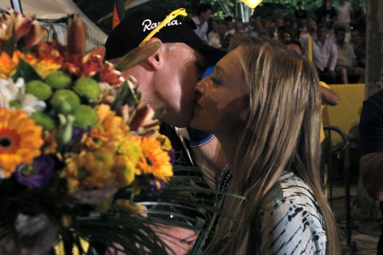 tillykke. Kæresten Michelle var med på podiet, da Chris Froome blev hædret for sin Tour-sejr. 