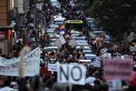 Optøjer. Uroen ulmer i Spanien, Grækenland, Ungarn, Bulgarien og Rusland - bare for at nævne nogle få eksempler. Så påstanden, om at verdensfreden aldrig har været nærmere, er håbløs, skriver Brian Esbensen. 