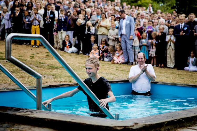 Standpunkt. I næsten alle verdens lande bliver der på stævnets andendag synkront talt om 'Falske guder' klokken 9.40, 'Satan' klokken 11.10, og klokken 12 lader nye vidner sig døbe i badebassiner. 
