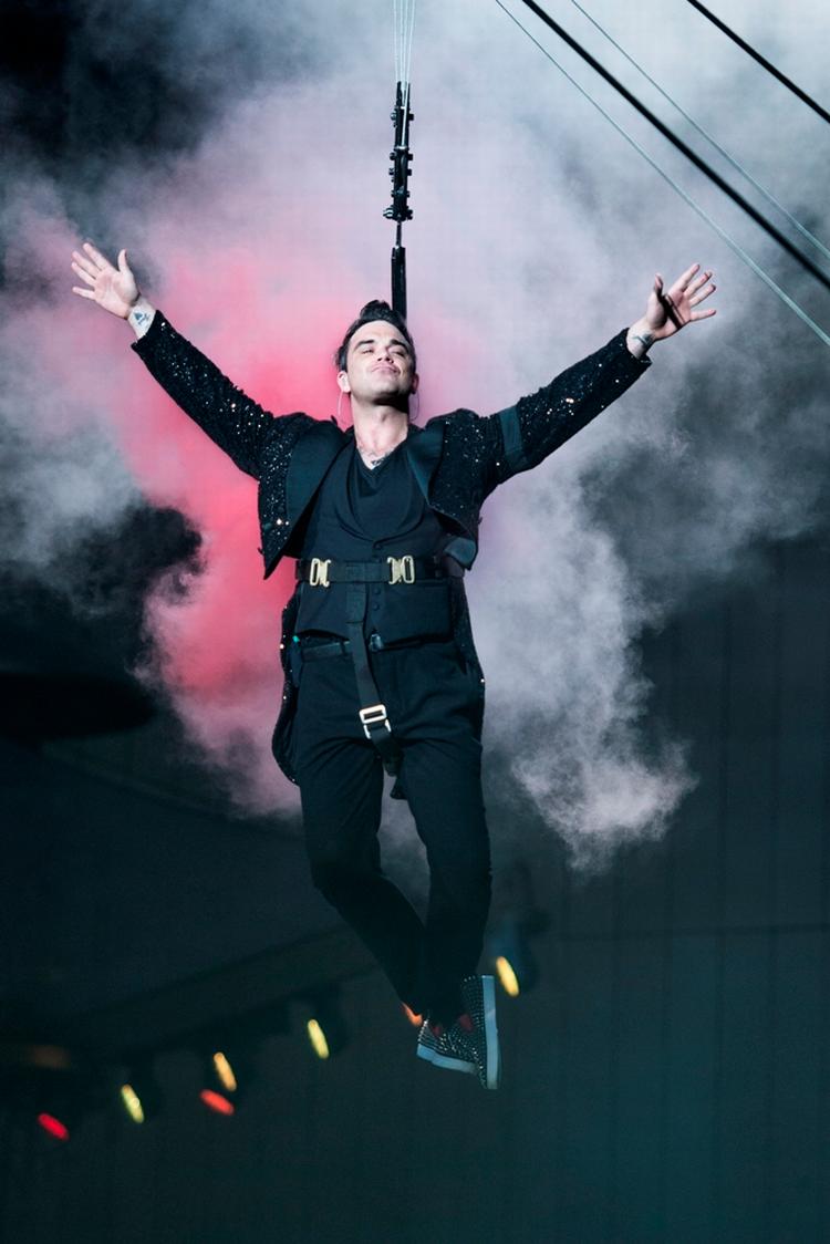 Ekstranummer. I går imponerede Robbie Williams anmeldere såvel som 45.000 skrigende danske fans i Parken, og i aften gør han det hele en gang til. 