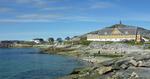 BAD. I kolonihavnen springer lokale børn også gladeligt i havet. Det er badehøjsæson i Grønland lige nu. 