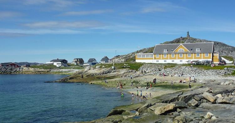 BAD. I kolonihavnen springer lokale børn også gladeligt i havet. Det er badehøjsæson i Grønland lige nu. 