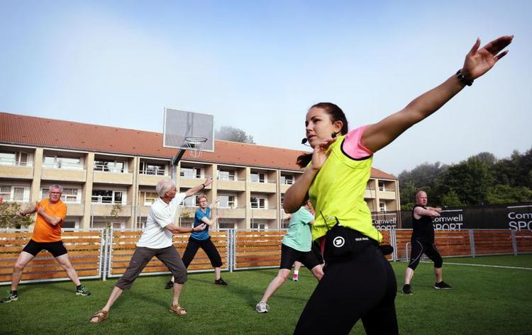 Morgenfrisk. Fitnessdronningen Kamilla Thinggaard får sat gang i hotelgæsterne på Comwell Sport Rebild Bakkers multibane fra morgenstunden. Foto: Morten Langkilde 