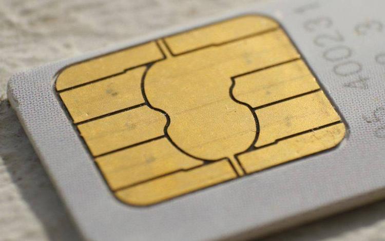 sikkerhed. TDC køber alle sine simkort af andre firmaer, der producerer dem, men før simkortene sættes i en mobiltelefon, lægger TDC blandt andet en række sikkerhedsstandarder ind på dem. 