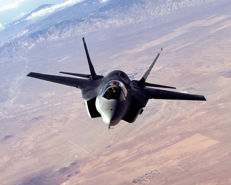Pilotmangel. Amerikanerne forventes at bruge over 2.000 milliarder kroner på nye Joint Strike Fighter fly (JSF). Problemet er, at de mangler piloter. 