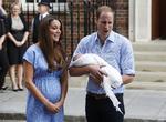 STOLTE. Prins William og hertuginde Kate viste til aften deres nyfødte søn frem for offentligheden for første gang. 
