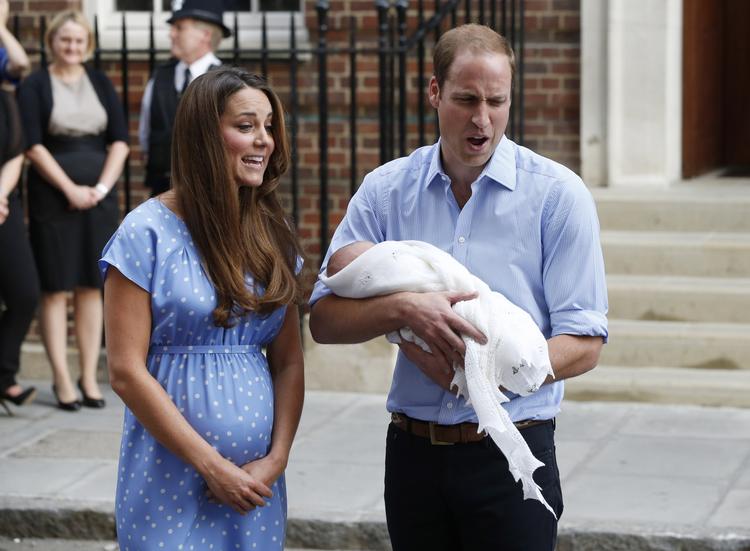 STOLTE. Prins William og hertuginde Kate viste til aften deres nyfødte søn frem for offentligheden for første gang. 