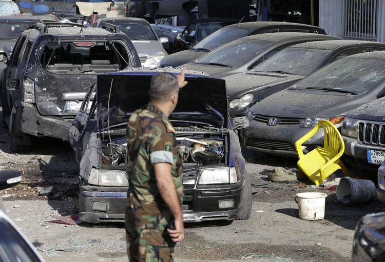 Soldat vinker af en bil i Beirut, Libanon. ARKIVFOTO.  