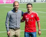 Tysker. Bayern Munchens træner Pep Guardiola byder Alcantara velkommen. 