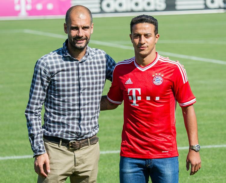 Tysker. Bayern Munchens træner Pep Guardiola byder Alcantara velkommen. 