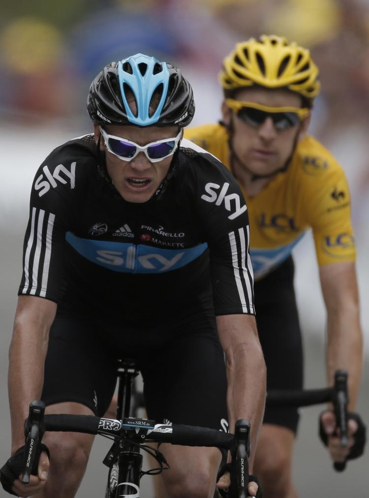 kamphaner. De cyklede tæt under det meste af sidste års Tour de France. Men Chris Froome (tv) og Bradley Wiggins (th) skændtes på det interne plan, så sejren var ved at gå tabt. 