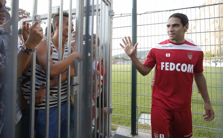 alder. Transfervinduets mest opsigtsvækkende skifte har været  nyrige AS Monacos køb af Radamel Falcao. Her gør storskytten klar til gårsdagens træning. 