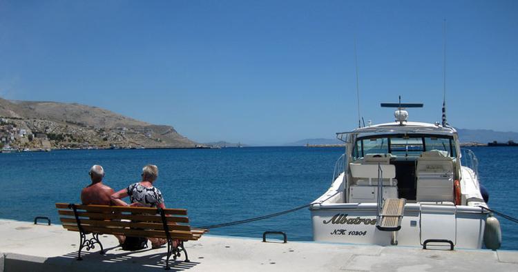 Der er stor forskel på øen Kos og dens nabo Kalymnos, som er vist på billedet. Turengårtil.dk guider dig til at vælge den ø, der passer dig bedst. 