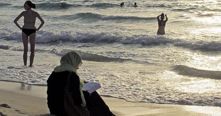 I Dubai skal danske turister huske respektfuld påklædning og undgå at være beruset i offentlige rum, råder den danske ambassade i landet. 