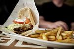 svin. De fire kebab-barer, der havde svin i oksekødet, bedyrer alle, at deres kød er rent oksekød. Indholdet af svin var dog også højst omkring een procent. 