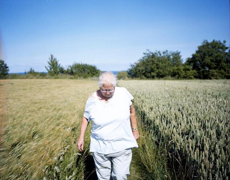 Barhjertigheden. Kirsten Christiansen har boet hele sit liv i et hvidt hus på Barmhjertigheden, et hus, hvis byggesten er hugget direkte ud af selve den porøse klint, som Barmhjertigheden hviler på. 