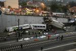 Ulykke. 218 passagerer var der på toget. Mindst 77 af dem har mistet livet i ulykken, der er den værste i Spanien i flere årtier. 
