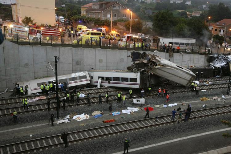 Ulykke. 218 passagerer var der på toget. Mindst 77 af dem har mistet livet i ulykken, der er den værste i Spanien i flere årtier. 