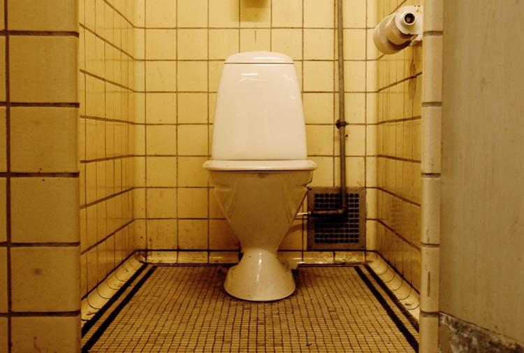 Luksus. Sådan et her har alle mennesker ret til, men der er alligevel omkring 2,5 milliarder mennesker, der ikke lige har et toilet ved hånden. 