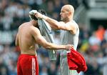 lejeaftale. Efter lang tids tjeneste i Liverpool-målet ser Pepe Reina (th) nu ud til at være kommet i overskud i den engelske klub. 