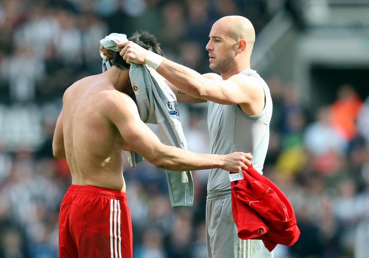 lejeaftale. Efter lang tids tjeneste i Liverpool-målet ser Pepe Reina (th) nu ud til at være kommet i overskud i den engelske klub. 