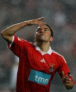 flakke. Javier Saviola har efterhånden optrådt i mange trøjer. Her har han scoret for Benfica i 2009. 