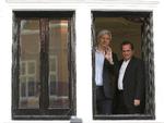 Eksil. Julian Assange (til venstre) kigger ud fra sit ophold på Ecuadors ambassade. Til højre står Ecuadors udenrigsminister Ricardo Patino. 