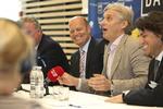 sponsorstop. Det er altid løssluppent, når den eksentriske, russiske rigmand, Ole Tinkov (nummer to fra højre), afholder pressemøder. Men det bliver fra næste år ikke længere med Bjarne Riis (midt). 