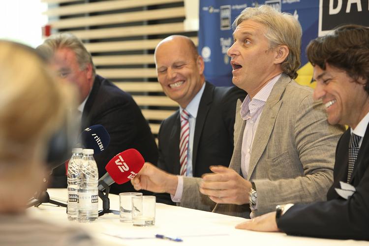 sponsorstop. Det er altid løssluppent, når den eksentriske, russiske rigmand, Ole Tinkov (nummer to fra højre), afholder pressemøder. Men det bliver fra næste år ikke længere med Bjarne Riis (midt). 