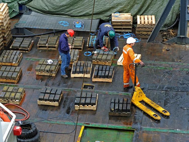 Arbejde. Sølvbarrerne bliver læsset på paller. Nu er de fragtet til et sikkert sted i England. 