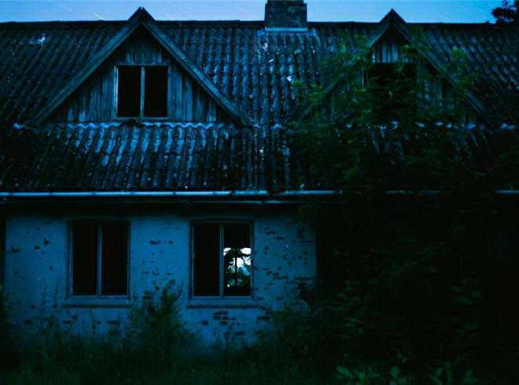 hjemsøgt. En forsmået ægtemand nægtede at sælge huset, efter sin skilsmisse, og nu efter sin død går han igen derude for at sikre, at ekskonen forbliver i nød. 