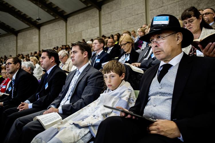 Dåb. En dreng varmer sig med et håndklæde efter sin dåb på sit weekends sommertræf i Jehovas Vidner. 