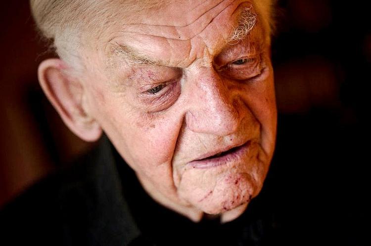 vedholdende. Tage Voss har i mere end et halvt århundrede skrevet kritisk om den moderne udvikling. Denne gang er det sundhedssystemet, der får tur. 