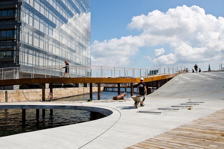 Gadeplan. Den nye promenade står på 284 pæle og er formet som to buer, der strækker sig ud i havneløbet. 