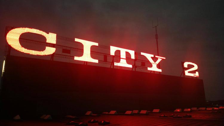 Lys Neonskiltet på City2 blev aldrig lige så kendt som sin æglæggende veninde i København. 