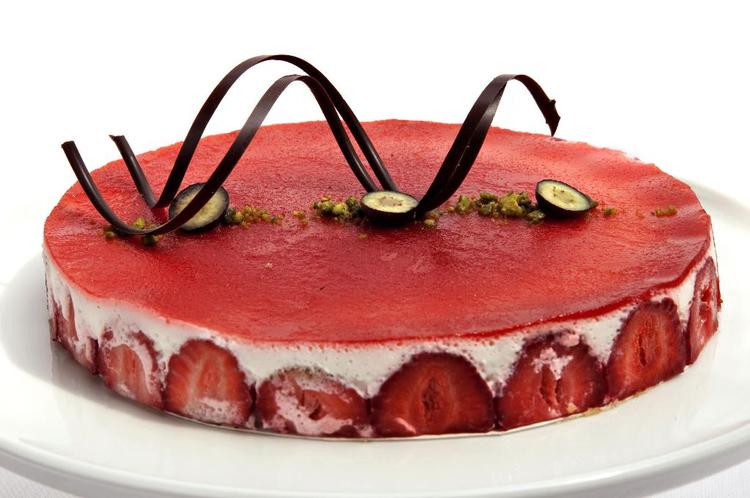 Koldskålskage. Kathrine Velin Hansens koldskålskage er pyntet med overskårne blåbær, hakkede pistaciekerner og chokolade. Men det er ikke et must - der er frit slag for pyntekreativiteten, siger hun. 