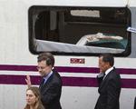Sorg. Spaniens ministerpræsident, Mariano Rajoy, ved toget, der kørte af sporet med 190 kilometer i timen. 