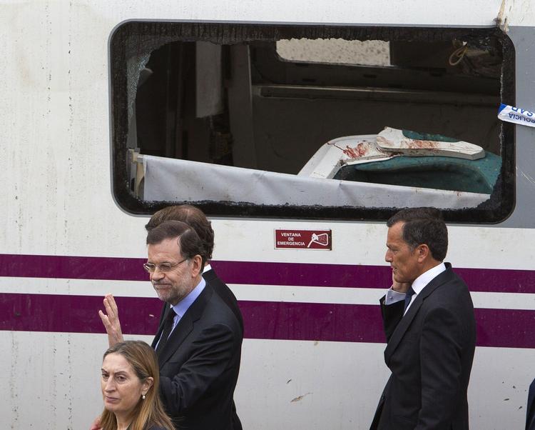 Sorg. Spaniens ministerpræsident, Mariano Rajoy, ved toget, der kørte af sporet med 190 kilometer i timen. 