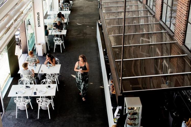 Passage. Spisehuset befinder sig mellem værftets gamle murstensbygning og den nye meget moderne 'udestue' af glas. 