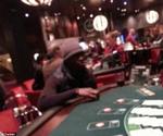 selvmål. Papiss Cisse ved spillebordet i casinoet Aspers i Newcastle, hvor han angiveligt kun spiller småbeløb på blackjack. 