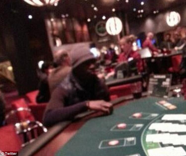 selvmål. Papiss Cisse ved spillebordet i casinoet Aspers i Newcastle, hvor han angiveligt kun spiller småbeløb på blackjack. 