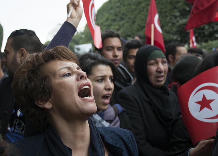 DEMONSTRATION. I februar gik tusindvis af tunesere også på gaden, efter at politikeren Chokri Belaid blev skudt og dræbt. I dag har et nyt drab fået dem på gaden igen. (arkivfoto) 