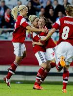 topscorer. Mia Brogaard (nummer to fra højre) har scoret i kampen mod Finland. 
