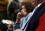 Spydspids. Helen Thomas på sin vanlige reporterplads i presserummet i Det Hvide Hus, hvor hun var en institution efter næsten 50 års virke. 