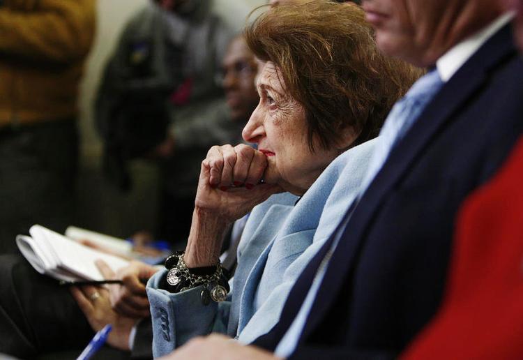 Spydspids. Helen Thomas på sin vanlige reporterplads i presserummet i Det Hvide Hus, hvor hun var en institution efter næsten 50 års virke. 